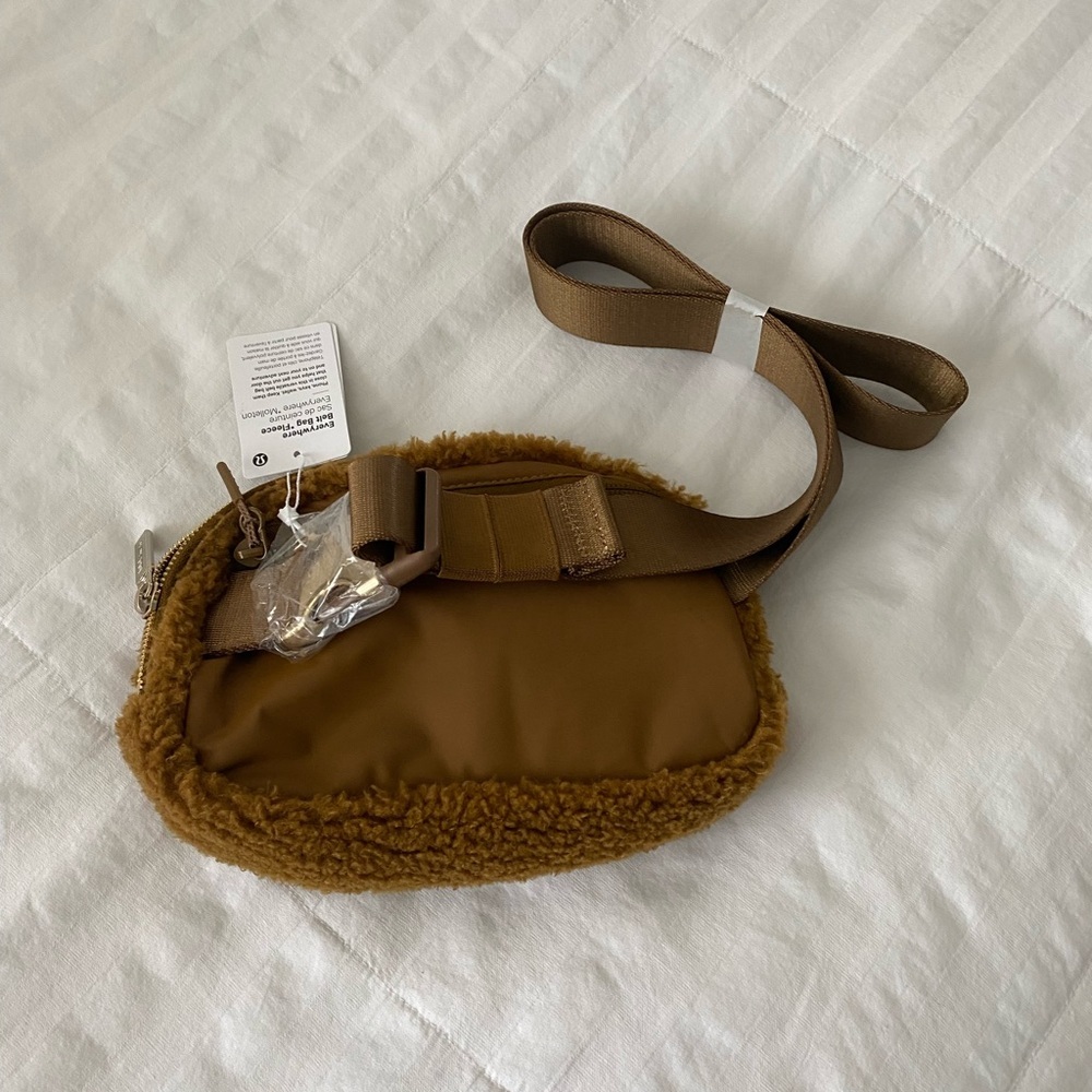Lululemon everywhere belt bag Sherpa\fleece in camel : tan : brown - Picture 2 of 14
